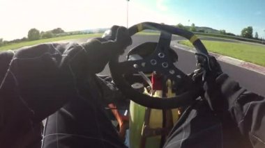 Pov, Lens Flare: engebeli bir yarış pistinin keskin virajlarında siyah bir takımla go-kart sürmek. Güneşli bir pistte eğlenceli bir yarışa katılırken go kart sürme fikri sinematiktir..