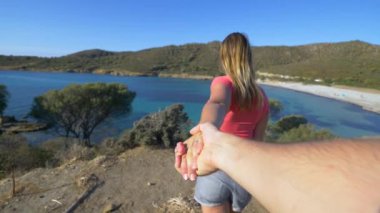 Slow Motion, Pov: İtalyan adasının manzaralı sahillerinde seni yöneten mutlu beyaz kadın. Resimli deniz kıyısı çevresi erkek arkadaşının elinden tutarak gülümseyen kadın turistlerle dolu..