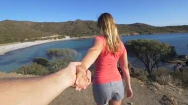 Slow Motion, Pov: Bilinmeyen bayan turist sizi baş döndürücü Sardunya 'daki güneşli sahile götürüyor. Manzaralı İtalyan plajında yürürken seni tutan tanınmamış genç kız arkadaşın..