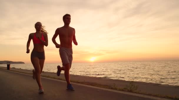 Movimiento Lento Sol Flare Joven Pareja Caucásica Divirtiéndose Haciendo Ejercicio — Vídeo de stock