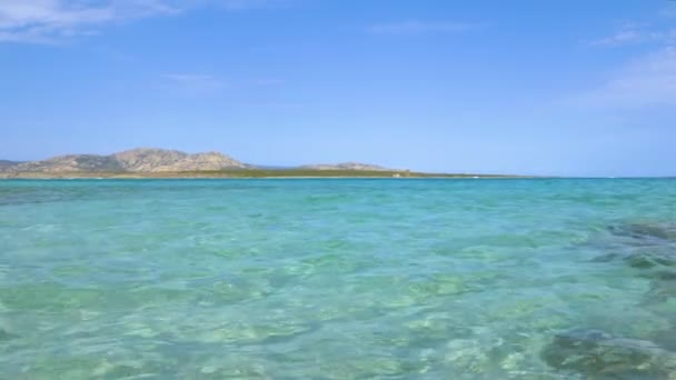 Vista Panorâmica Ilha Distante Água Cristalina Oceano Pitoresca Costa Italiana — Vídeo de Stock