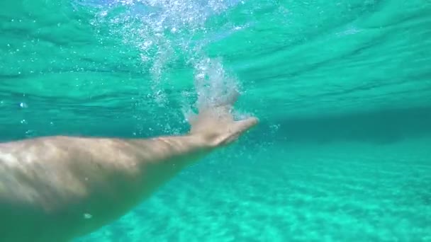 スローモーション 半分水中 サルデーニャ島から遠く離れたターコイズブルーの海の真ん中で溺死しながら 彼の腕と空気のための息をのむ男性観光客の劇的なショット — ストック動画