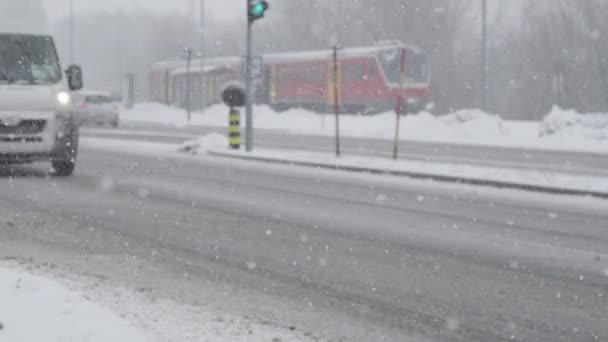 慢动作 在暴风雪中 白色面包车沿着光滑的道路行驶 在寒冷的冬日 雪花从天而降 使得沥青路面滑溜 对司机来说是危险的 — 图库视频影像