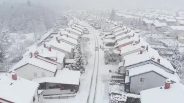 Beyaz kışın ortasında sessiz bir banliyö kasabası. Kış günü karla kaplı huzurlu banliyölerin üzerinde uçmak. Karlı banliyölerden geçen araba, cennet gibi evlerin yanından geçiyor. Komşusu arabasından kar kürüyormuş.