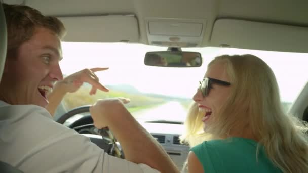 Low Motion Flose Casal Turístico Feliz Dançando Como Eles Dirigem — Vídeo de Stock