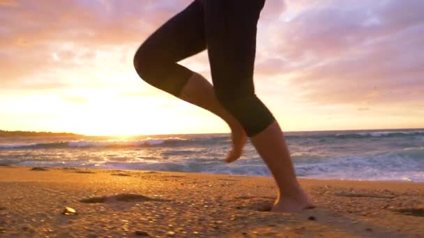 慢动作 Lens Flare Low Angle 一个平静的夏夜 一个不知名的女人 长着跑腿 在潮湿的沙滩上 沿着阳光明媚的海岸慢跑 — 图库视频影像