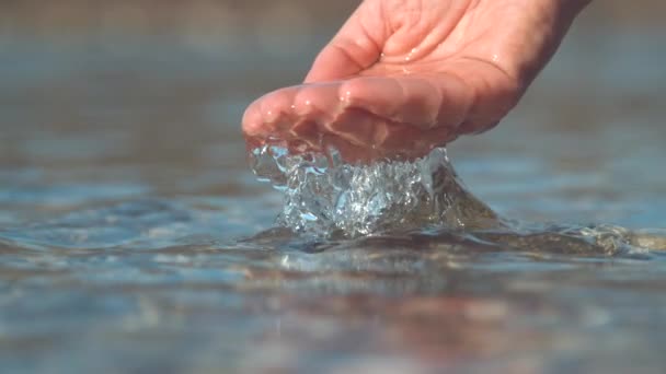 Makrodof Zeitlupe Glitzerndes Flusswasser Fließt Aus Der Sanften Handfläche Des — Stockvideo