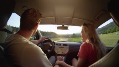 Slow Motion, Close Up: Neşeli genç kadın, yakışıklı erkek arkadaşının onları kırsal kesimde nereye götürmesi gerektiğini gösteriyor. Güneşli bir sabahta gezen sevimli beyaz bir çift..