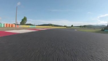 Pov: Güneşli bir günde kırmızı bir spor arabanın arkasında yarışmak. Parlak renkli bir süper arabayı, asfalt pistinde sıkı bir viraja girmeden önce sertçe fren yaparak takip etmek. Adrenalin dolu yarış günü.