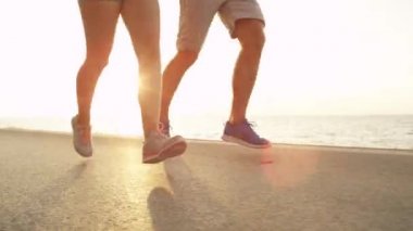 Sun Flare, Low Angle: Slovenya 'nın pitoresk kıyılarında yaz tatilinde olan atletik erkek ve kadın. Tanımlanamayan fit bir genç kız arkadaş ve erkek arkadaş güzel bir yaz gününde koşuyorlar..