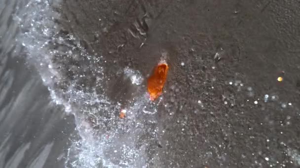 Slow Motion Närbild Orange Gummi Vatten Ballong Kastas Betongvägg Och — Stockvideo