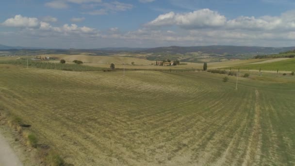 Antenn Spektakulär Utsikt Över Spektakulära Toscana Höst Som Turistbil Kör — Stockvideo