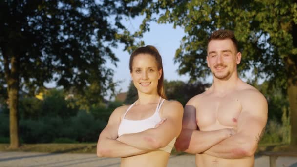 Slow Motion Portrait Joyeux Partenaires Entraînement Tiennent Dans Parc Ensoleillé — Video