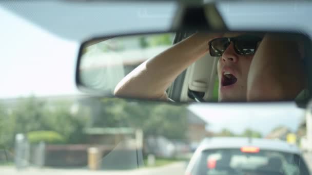 Slow Motion Flose Dof Reflexão Jovem Frustrado Gritando Com Carro — Vídeo de Stock