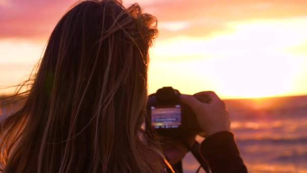 Slow Motion Close Lens Flare Okänd Kvinnlig Fotograf Med Vind — Stockvideo