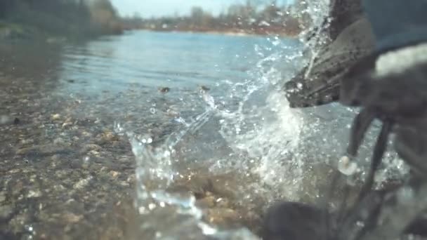 スローモーション クローズアップ ローアングル 美しい純粋な浅い川に沿って実行されている毛皮のブーツで遊び心のある女性 Cinematic Shot Girl Splashing Glassy Lake — ストック動画