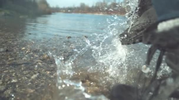 Pomalý Pohyb Zblízka Nízký Úhel Hravá Žena Chlupatých Botách Běží — Stock video