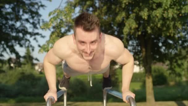 Motion Lent Portrait Homme Caucasien Souriant Fait Des Pompes Poids — Video