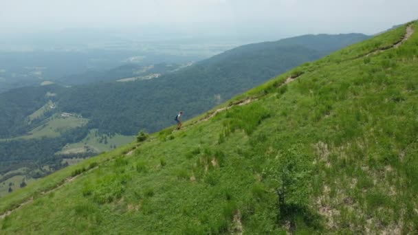 Aerial Oszałamiający Widok Młodej Kobiety Trekking Się Stromym Szlakiem Górskim — Wideo stockowe