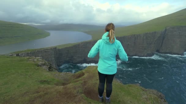 Slow Motion Jeune Randonneuse Pédestre Dans Les Îles Féroé Pittoresques — Video