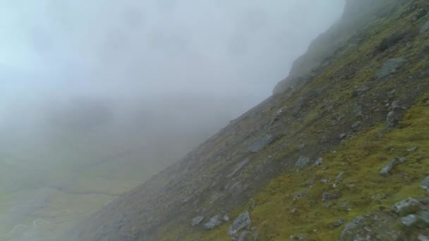 Aerial Volando Través Espesa Niebla Que Desciende Sobre Colinas Rocosas — Vídeos de Stock