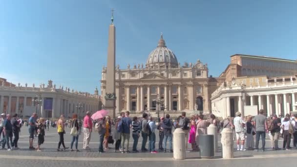 梵蒂冈 2017年9月 游客在大广场上漫步 参观历史悠久的梵蒂冈城的美丽建筑 人们聚集在壮观的圣彼得大教堂前 — 图库视频影像