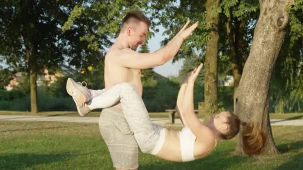 Slow Motion Close Glada Flicka Gör Sit Ups Med Benen — Stockvideo