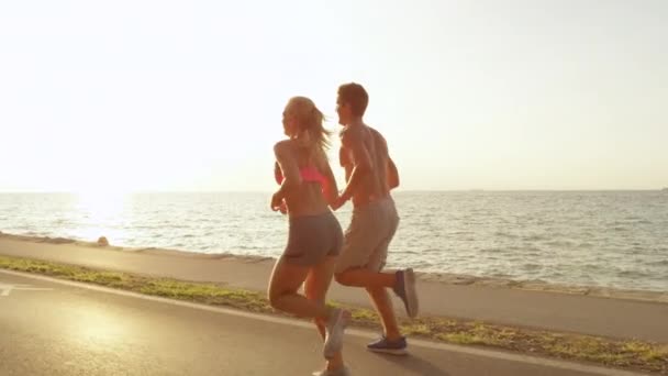 Slow Motion Lens Flare Joyeux Jeune Homme Jeune Femme Jogging — Video