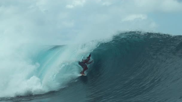 Movimiento Lento Cerrar Joven Surfista Pone Dedo Sobre Boca Hace — Vídeo de stock