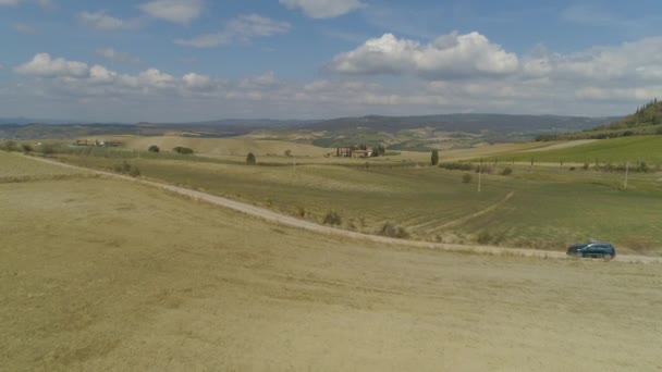 Luchtfoto Vliegend Weiden Auto Rijdend Een Schilderachtige Grindweg Adembenemend Toscane — Stockvideo