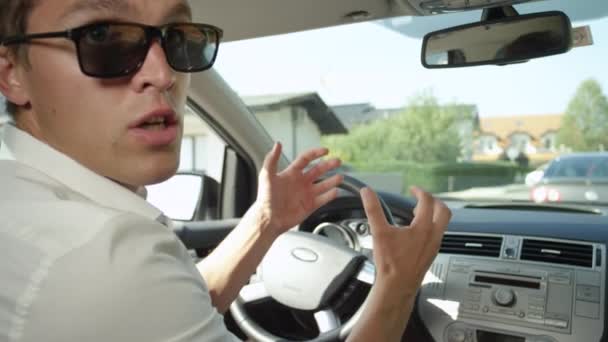 Slow Motion Close Gefrustreerde Blanke Schreeuwt Naar Het Verkeer Voor — Stockvideo