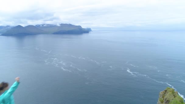 Aeriale Sorvolando Una Donna Allegra Irriconoscibile Piedi Sul Bordo Una — Video Stock