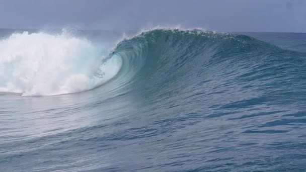 Slow Motion Close Potężna Głęboka Niebieska Fala Płynąca Oceanu Spokojnego — Wideo stockowe