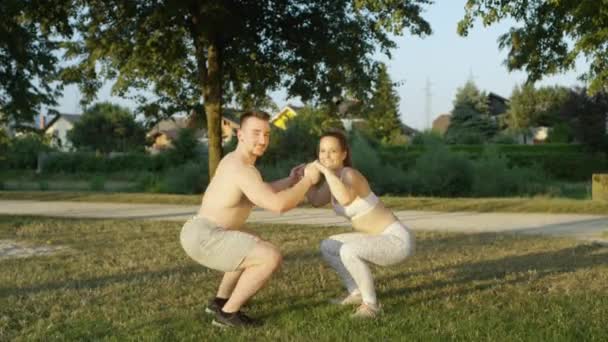 Slow Motion Ritratto Felice Coppia Caucasica Che Allena Insieme Squat — Video Stock