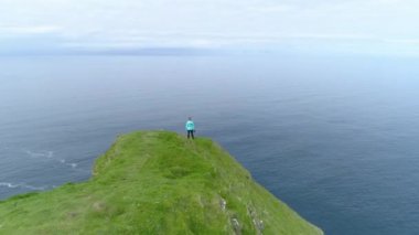 Hava Zaman Bükülmesi, Kopyalama Uzayı, Üst Aşağı Tanınmayan genç kadın bir uçurumun kenarında duruyor ve sonsuz denize bakıyor. Tehlikeli uçurumun üzerinden uçuyorlar ve dişi turist doğayı gözlemliyor..