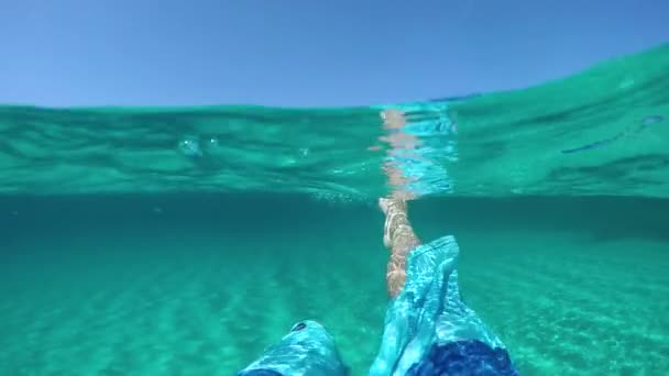慢动作 半水下 Pov 年轻的男性游客穿着蓝色的木板短裤 在美丽的意大利撒丁岛附近迷人的绿松石色地中海游泳 — 图库视频影像