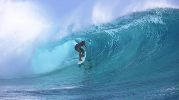 Slow Motion Close Beautiful Emerald Tube Wave Curls Extreme Rider — Stock Video