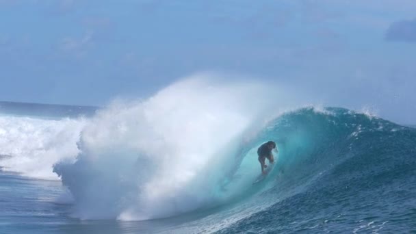 Pomalý Pohyb Zblízka Extrémní Surfař Jezdí Dokonalou Skleněnou Vlnou Oceánu — Stock video