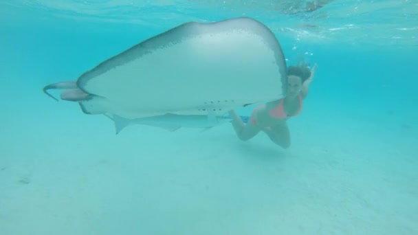 Slow Motion Underwater Playful Girl Dives Emerald Water Big Stingray — 图库视频影像