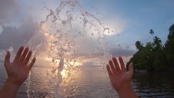 Slow Motion Pov Zabawa Egzotycznej Wyspie Orzeźwiającą Wodą Oceanu Widokiem — Wideo stockowe