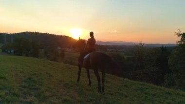 Anteni, Lens Flare: Uçan atı üzerinde oturan ve güneş doğarken seyir bilinmeyen genç kız arkasında. Onun atı ve pitoresk Sloven akşam manzara gözlemleyerek tanınmaz halde kadın oturur.