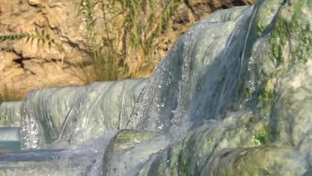 Movimiento Lento Cerrar Agua Termal Cristalina Que Brilla Bajo Sol — Vídeos de Stock