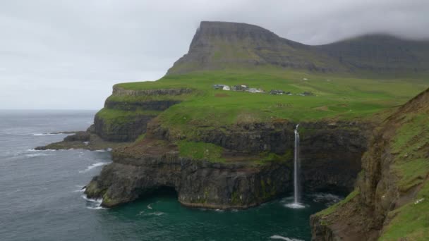 Antenne Schöner Wasserfall Der Nähe Eines Ruhigen Dorfes Der Grünen — Stockvideo