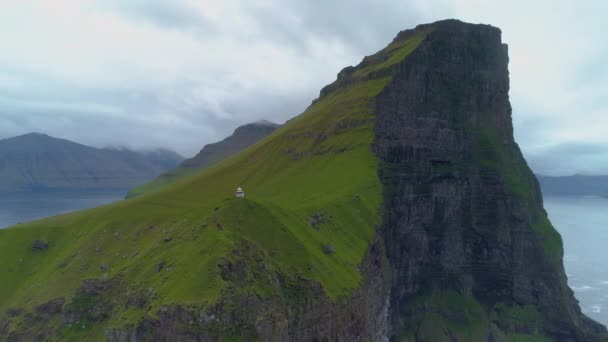 Aereo Tempo Attenzione Volare Una Ripida Collina Erbosa Scogliera Nera — Video Stock