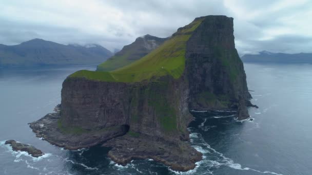 Antenne Flug Eine Grasbewachsene Insel Mit Schwarzen Felsklippen Die Sich — Stockvideo