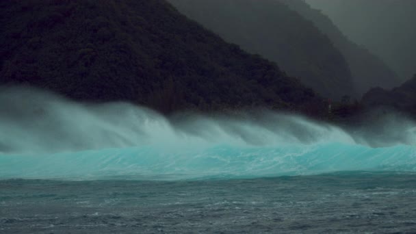 Slow Motion Grande Onda Turchese Che Rompe Oceano Avvicina Isola — Video Stock