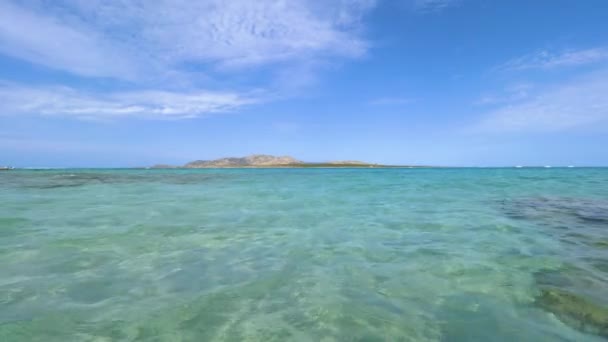 Espectacular Vista Del Agua Cristalina Del Océano Una Isla Remota — Vídeo de stock