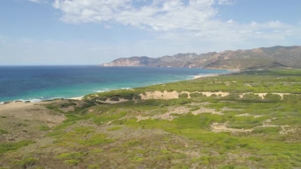 Aerial Volando Sobre Desierto Mediterráneo Intacto Hacia Impresionante Océano Esmeralda — Vídeos de Stock