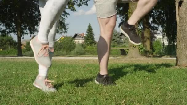 Slow Motion Low Angle Close Tanınmayan Atletik Çift Koşuyor Güneşli — Stok video