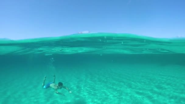 Half Underwater Slow Motion Young Male Tourist Swimming Stunning Turquoise — Stock Video